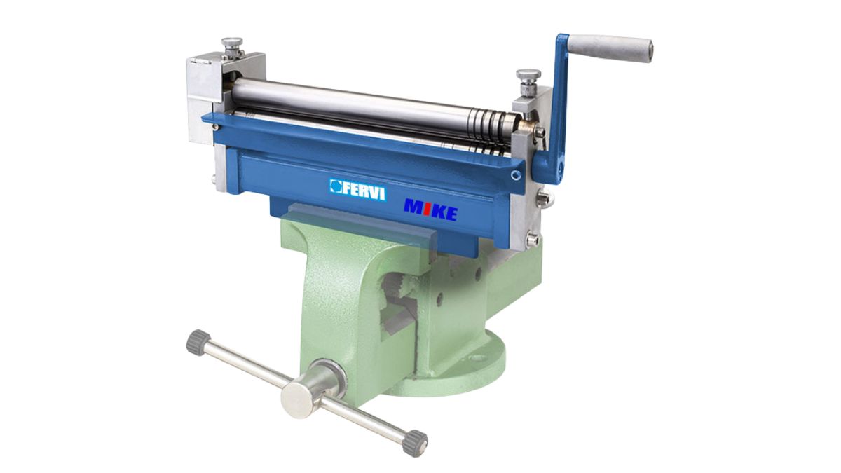 "Hình ảnh máy cán tôn mini cầm tay Fervi Mike, thiết kế nhỏ gọn, tiện lợi cho xưởng cơ khí và gia công tôn thép chính xác."