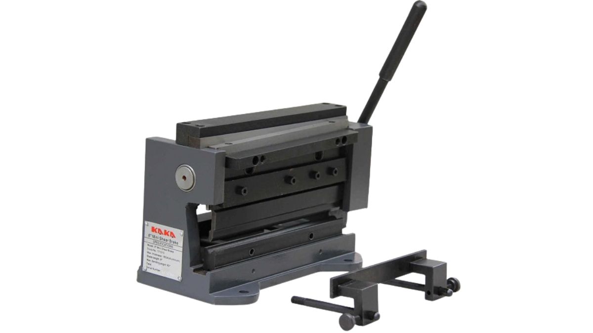 "Máy chấn tôn mini cầm tay KAKA đa năng, thiết kế nhỏ gọn, phù hợp cho xưởng cơ khí và gia công kim loại tấm chính xác."