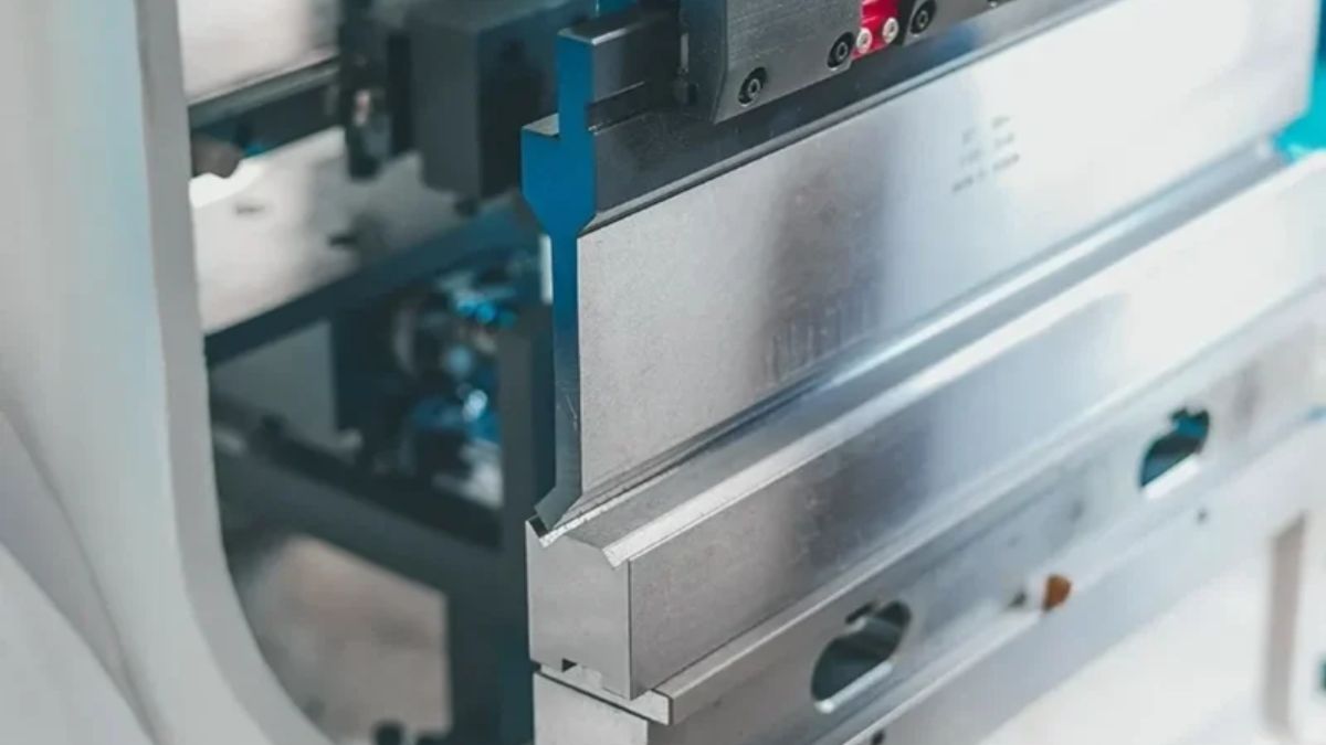 "Khuôn và dao chấn máy chấn tôn CNC, thiết bị gia công kim loại tấm chính xác cho xưởng cơ khí."