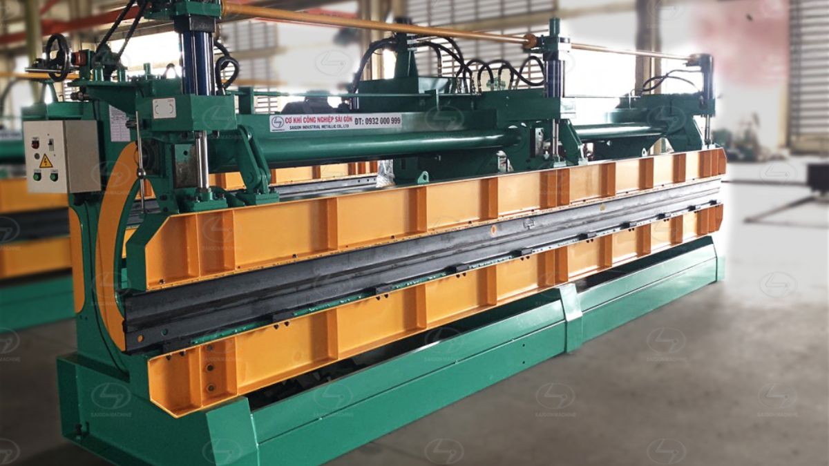 Máy chấn tôn cơ khí công nghiệp Sài Gòn – thiết bị chấn gấp tôn thép thủy lực, độ bền cao, phù hợp cho xưởng cơ khí và sản xuất công nghiệp.