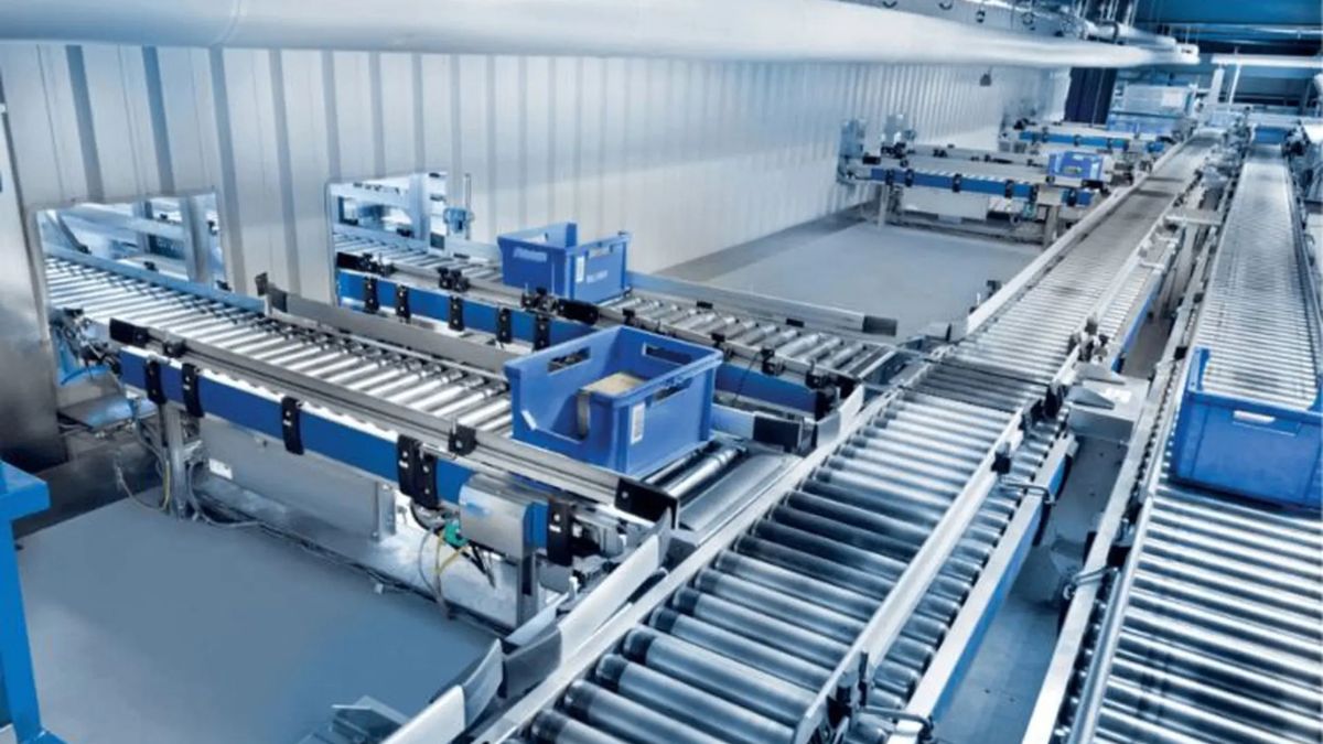 "Dây chuyền băng tải tự động trong sản xuất công nghiệp hiện đại giúp tăng năng suất và tối ưu chi phí vận hành"