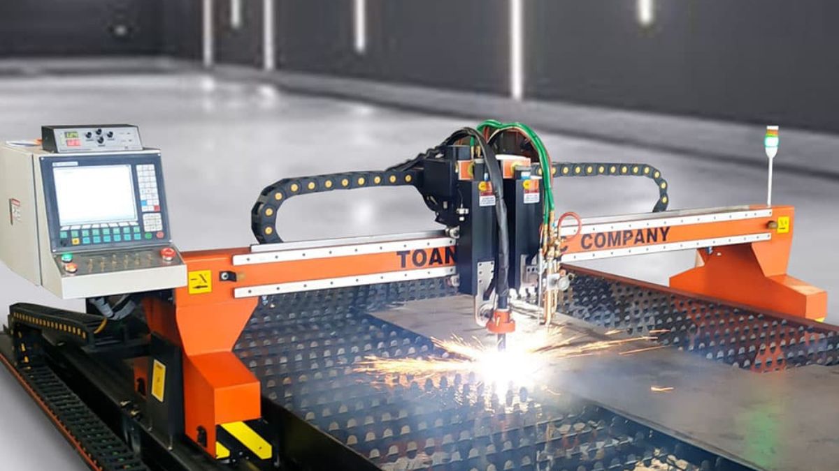 "Máy cắt plasma CNC tự động công nghiệp đang gia công tấm thép với độ chính xác cao tại xưởng cơ khí."