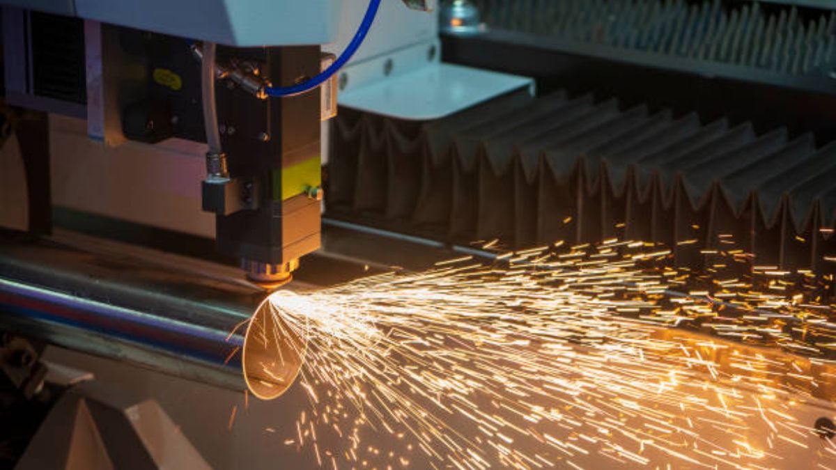 "Máy cắt laser CNC công nghệ cao cắt ống kim loại tạo tia lửa sáng"
