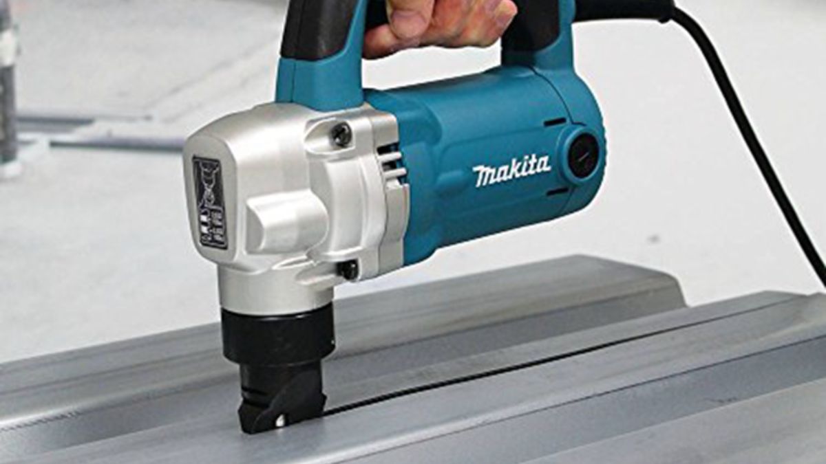 "Máy cắt tôn Makita cầm tay công suất cao – dụng cụ cắt kim loại chính xác, bền bỉ cho thợ cơ khí"