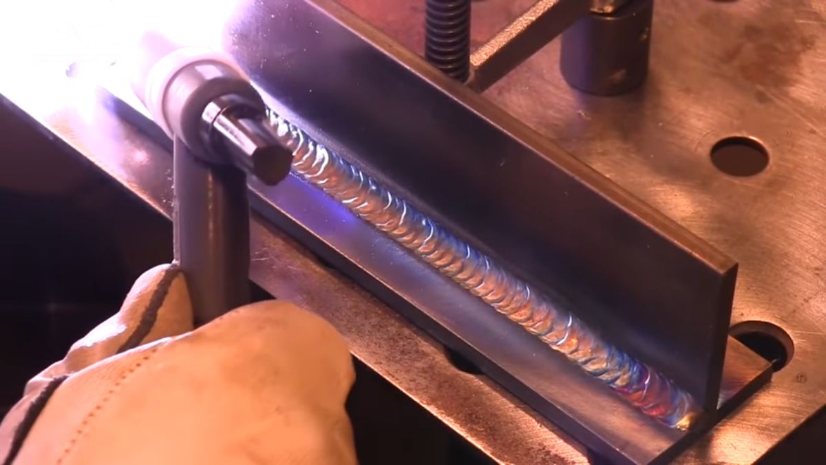 "Thợ hàn TIG tạo mối hàn đẹp trên thép tấm bằng máy hàn TIG hiện đại"