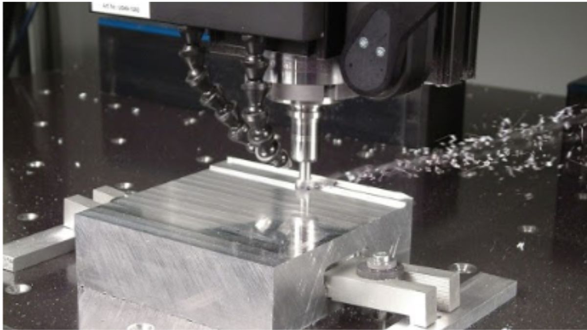 "Máy phay CNC gia công kim loại chính xác cao, tạo bề mặt nhôm mịn trong sản xuất hiện đại"