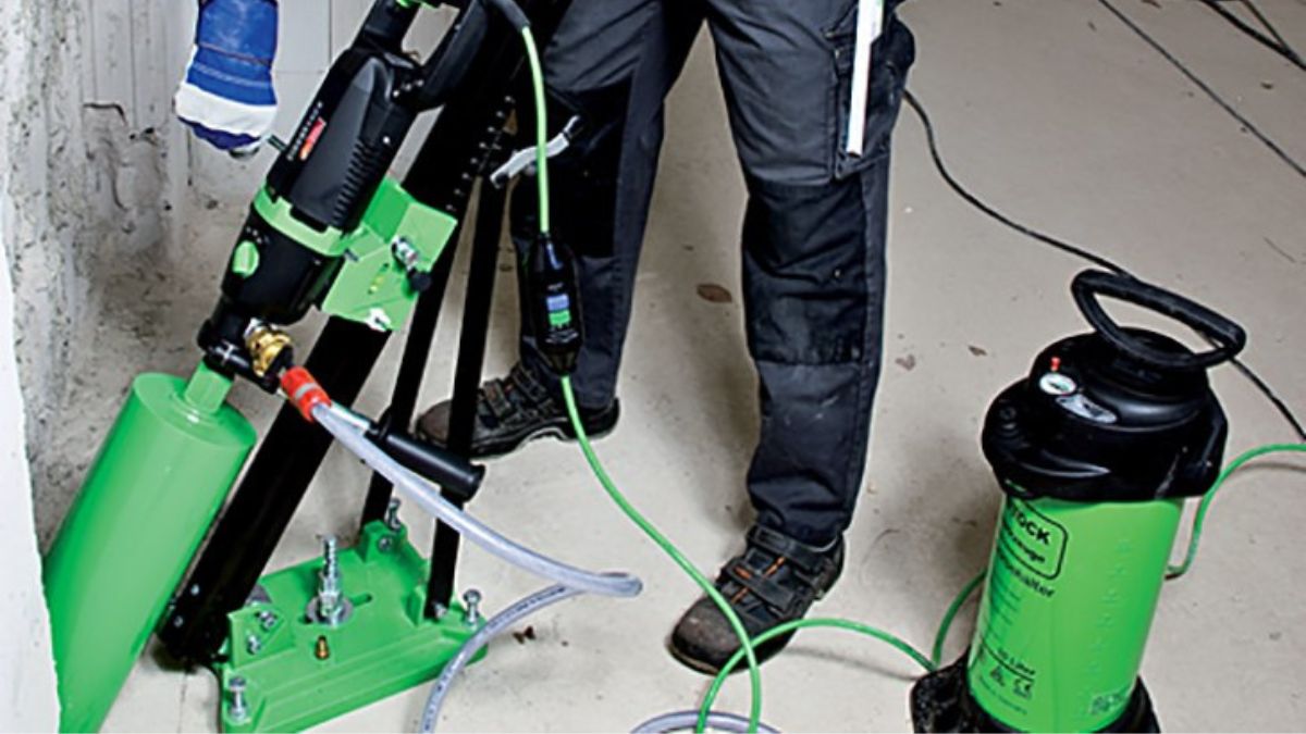 "Máy khoan rút lõi bê tông chuyên dụng công suất lớn kèm chân đế và bình nước làm mát, thiết bị hỗ trợ khoan bê tông hiệu quả."