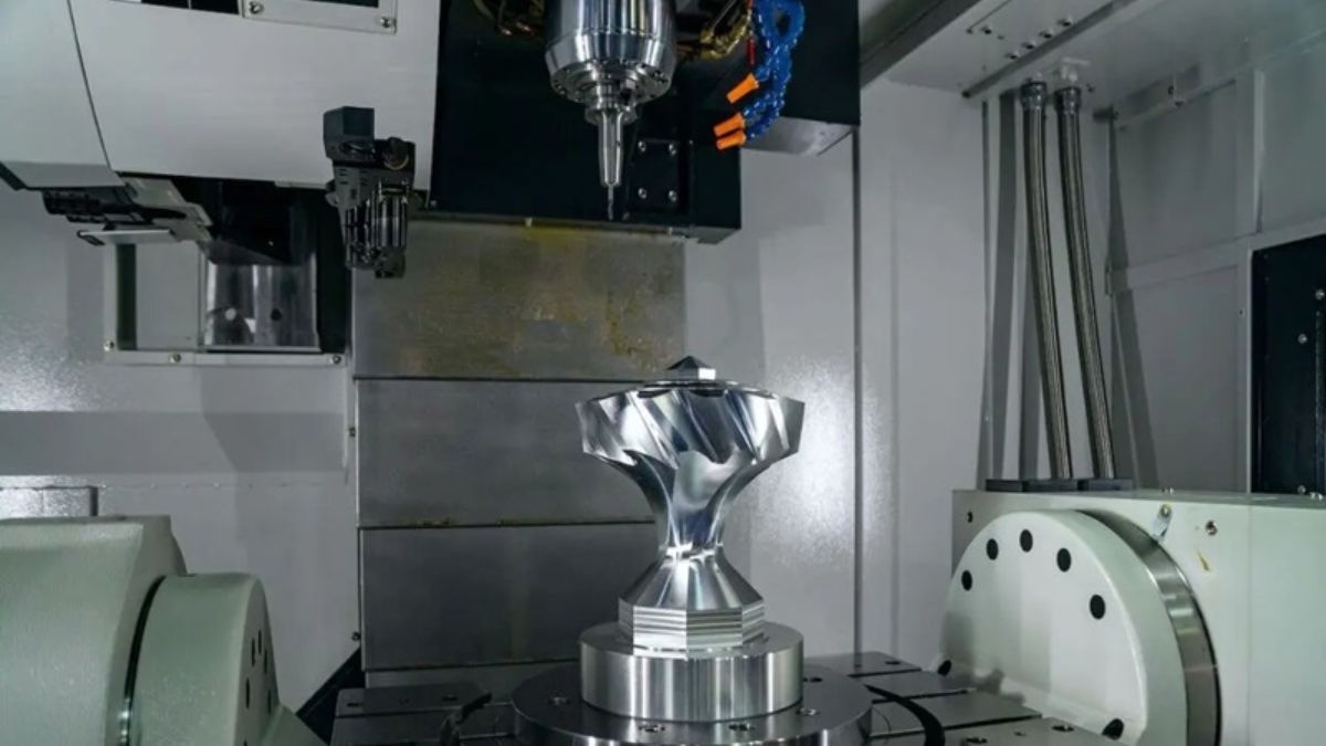 "Hình ảnh máy CNC 5 trục đang gia công chi tiết kim loại phức tạp với độ chính xác cao trong ngành cơ khí hiện đại."