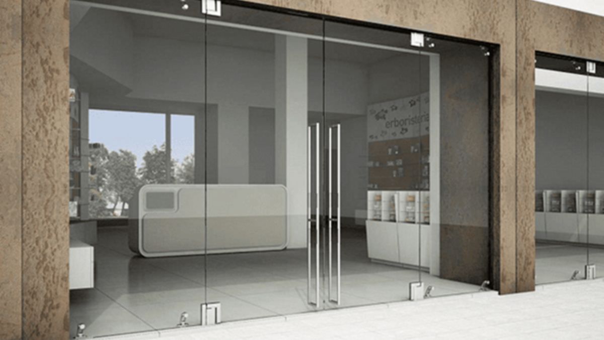 "Cửa kính cường lực mặt tiền cửa hàng hiện đại, thiết kế sang trọng và thoáng sáng"