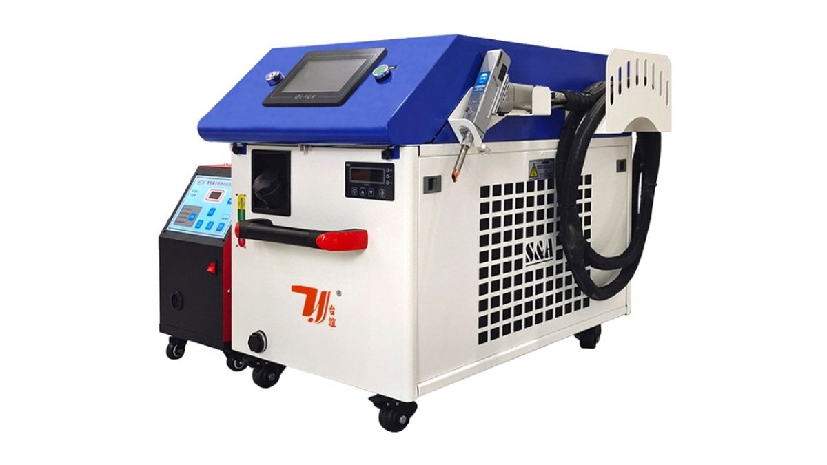 "Máy hàn laser công nghiệp hiện đại, tích hợp màn hình điều khiển cảm ứng, công suất lớn, chuyên dùng trong gia công kim loại chính xác."