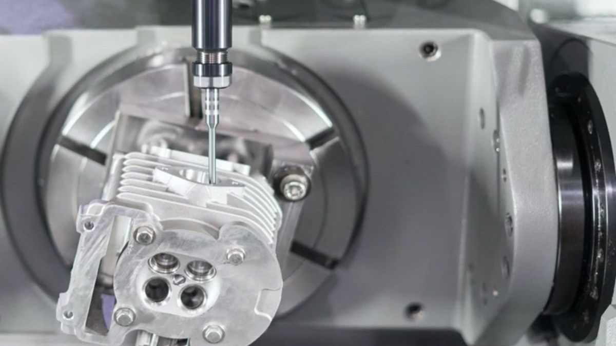 "Hình ảnh máy CNC 5 trục gia công chi tiết đầu xi lanh nhôm với độ chính xác cao trong ngành cơ khí hiện đại."