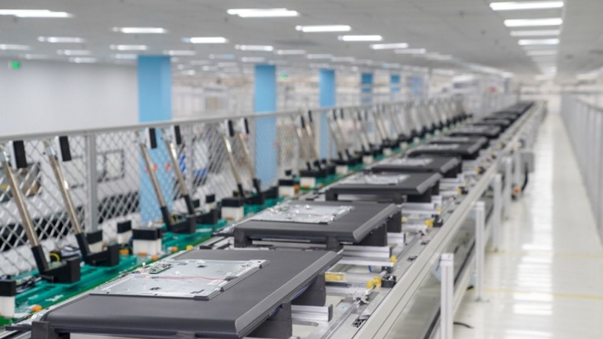 "Dây chuyền sản xuất linh kiện điện tử hiện đại trong nhà máy công nghệ cao"