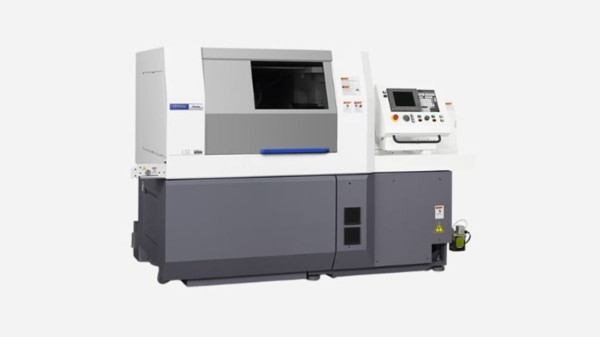 "Máy tiện CNC hiện đại với bảng điều khiển lập trình tự động dùng trong gia công cơ khí chính xác."