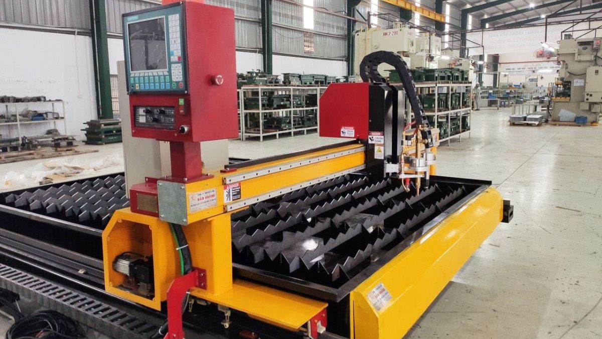"Máy cắt plasma CNC công nghiệp hiện đại với màn hình điều khiển tự động trong xưởng cơ khí"