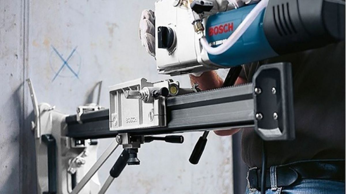 "Máy khoan rút lõi bê tông Bosch gắn giá đỡ chuyên nghiệp, khoan tường chính xác và bền bỉ cho công trình xây dựng."