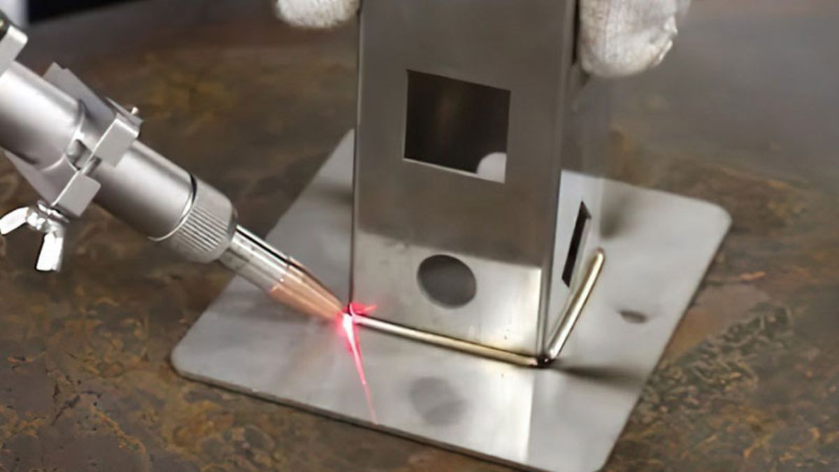"Hàn góc kim loại bằng máy hàn laser cầm tay – công nghệ hàn hiện đại, mối hàn đẹp và bền"