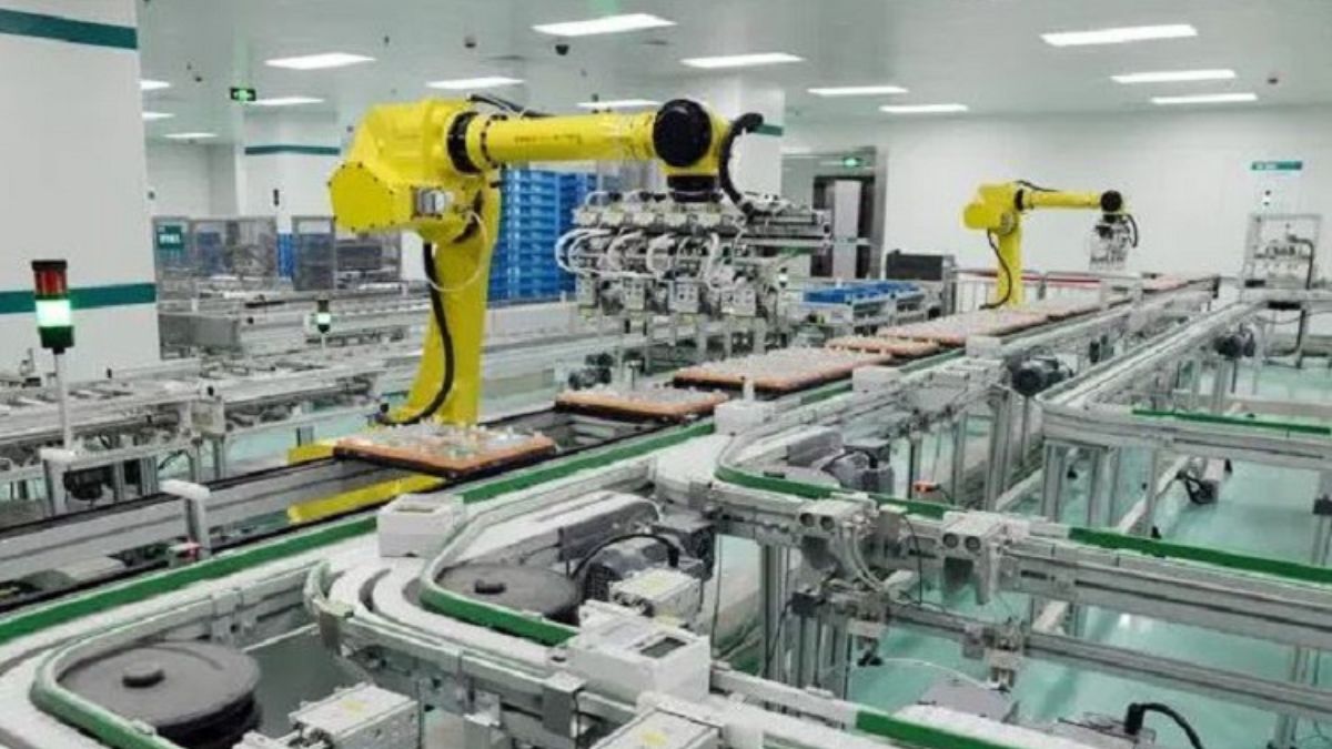"Dây chuyền sản xuất tự động với robot công nghiệp hiện đại trong nhà máy thông minh"