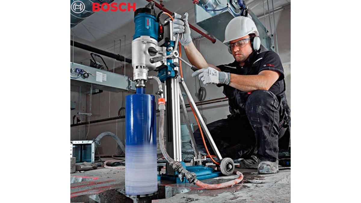 "Thợ thi công sử dụng máy khoan rút lõi bê tông Bosch chuyên nghiệp, hỗ trợ khoan cắt bê tông chính xác và an toàn trong xây dựng."