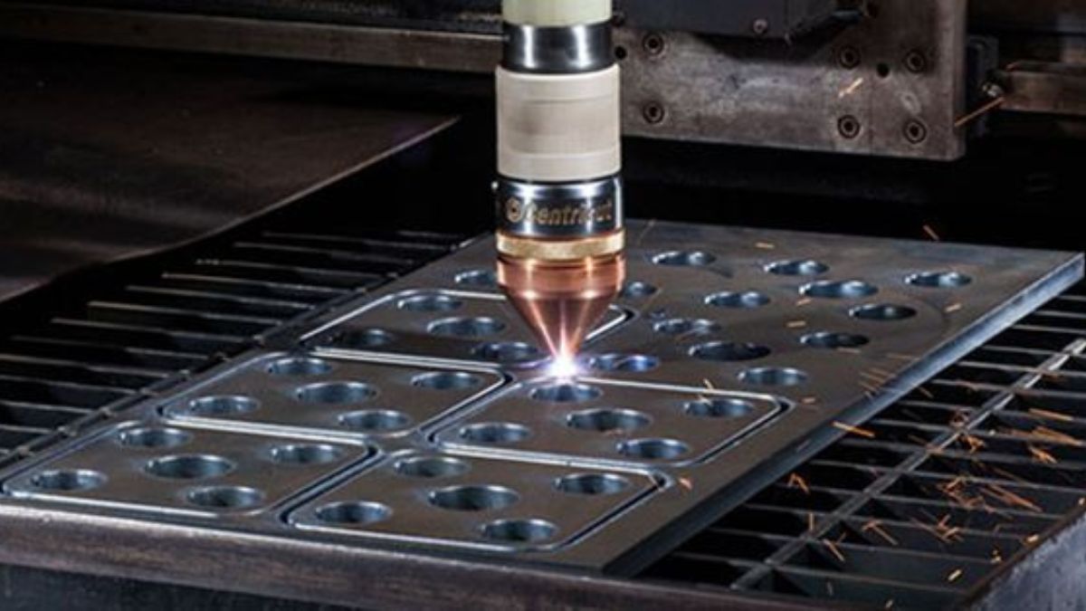 "Máy cắt plasma CNC công nghệ cao đang cắt lỗ tròn chính xác trên tấm kim loại"