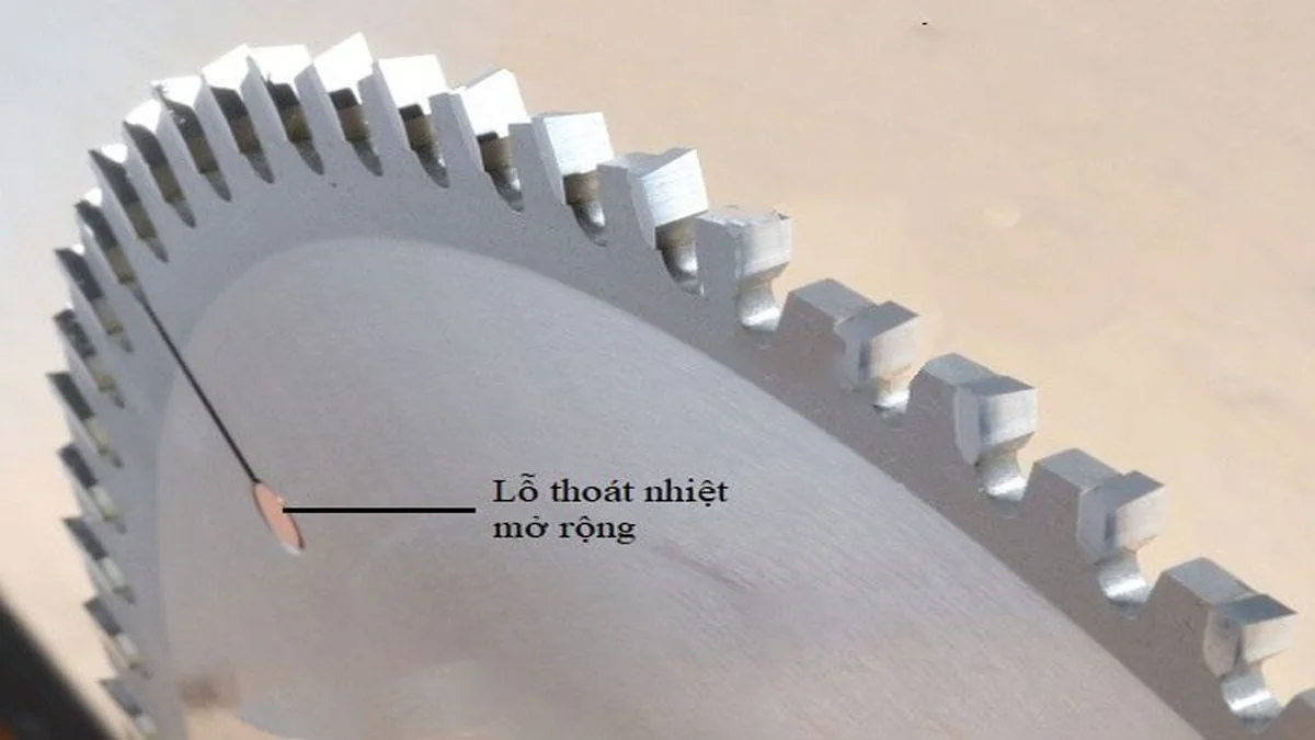 Lưỡi cưa đĩa cầm tay với lỗ thoát nhiệt mở rộng – 4 bước sử dụng máy cưa đĩa cầm tay an toàn cho người mới