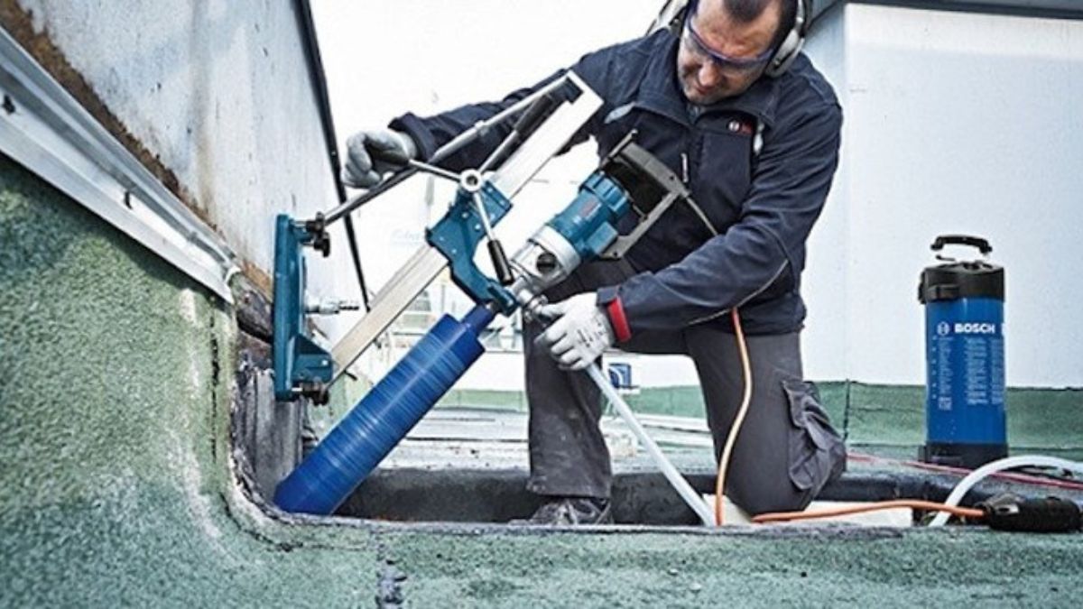 "Kỹ thuật viên sử dụng máy khoan rút lõi bê tông Bosch chuyên nghiệp, khoan nghiêng tường bê tông chính xác và nhanh chóng."