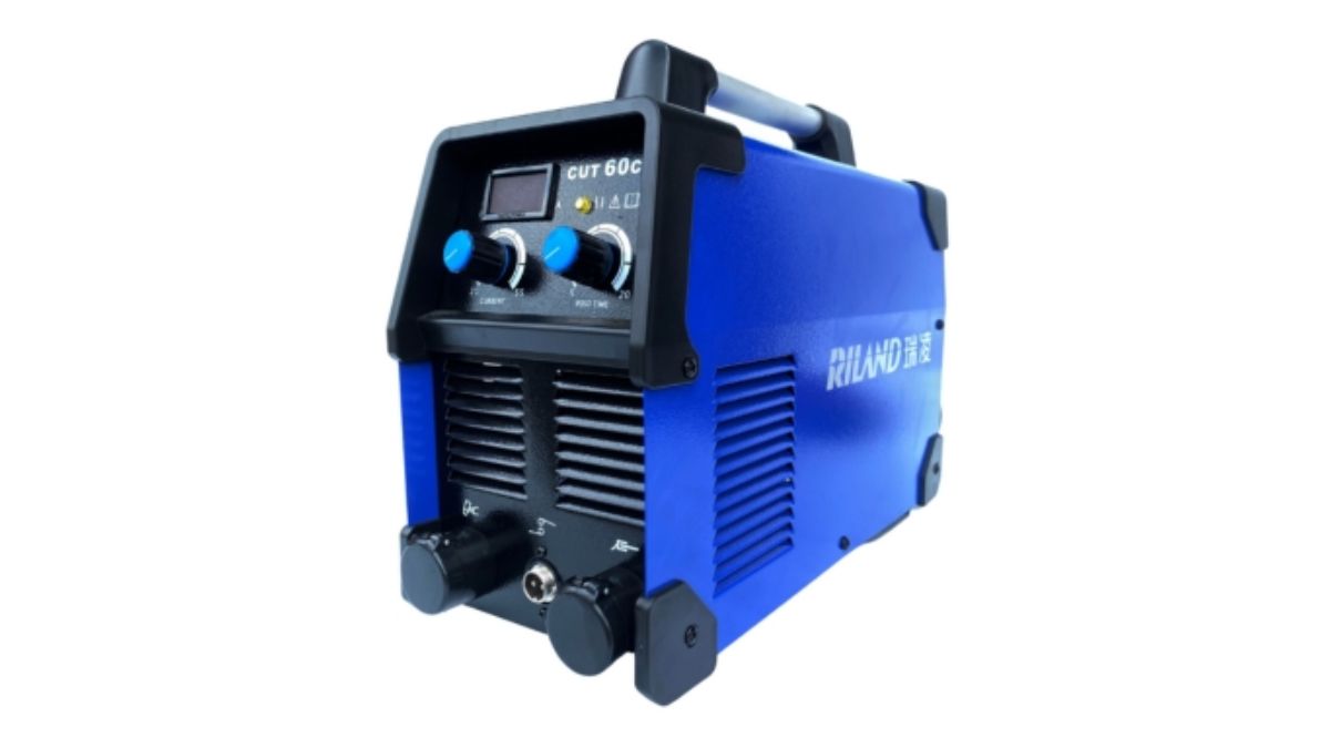 "Máy cắt plasma Riland CUT 60C công suất cao, thiết kế nhỏ gọn, vỏ xanh bền bỉ, chuyên dùng cắt kim loại nhanh và chính xác trong ngành cơ khí."