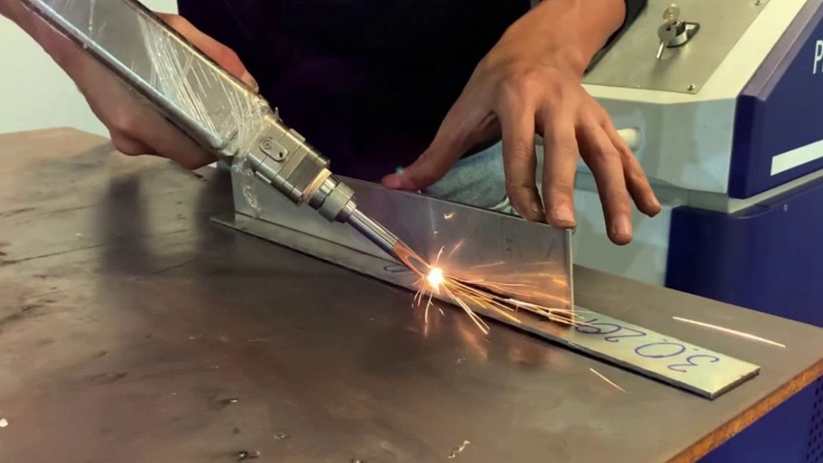 "Thợ sử dụng máy hàn laser cầm tay hàn góc inox tạo mối hàn đẹp, chắc chắn và thẩm mỹ cao"