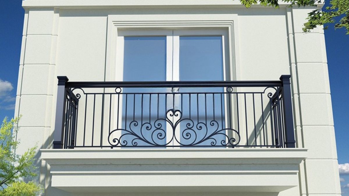 "Lan can sắt CNC đẹp hiện đại với hoa văn uốn lượn tinh tế, thiết kế an toàn cho ban công nhà phố"