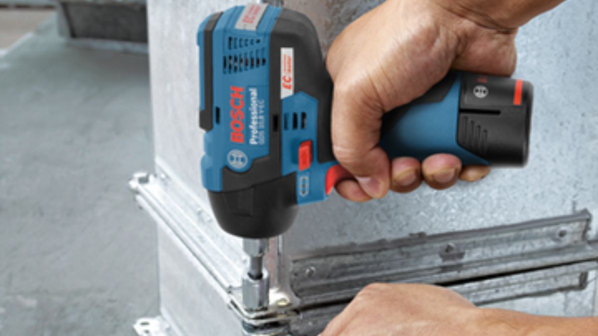 "Máy siết bu lông Bosch Professional mini dùng pin 12V EC motor, thiết kế nhỏ gọn, thao tác dễ dàng khi lắp ráp và sửa chữa kim loại"