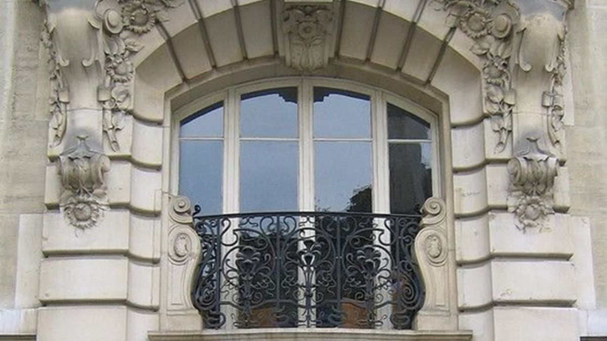 "Lan can sắt mỹ thuật cổ điển châu Âu với họa tiết hoa văn tinh xảo, phù hợp cho ban công nhà phố và biệt thự sang trọng"