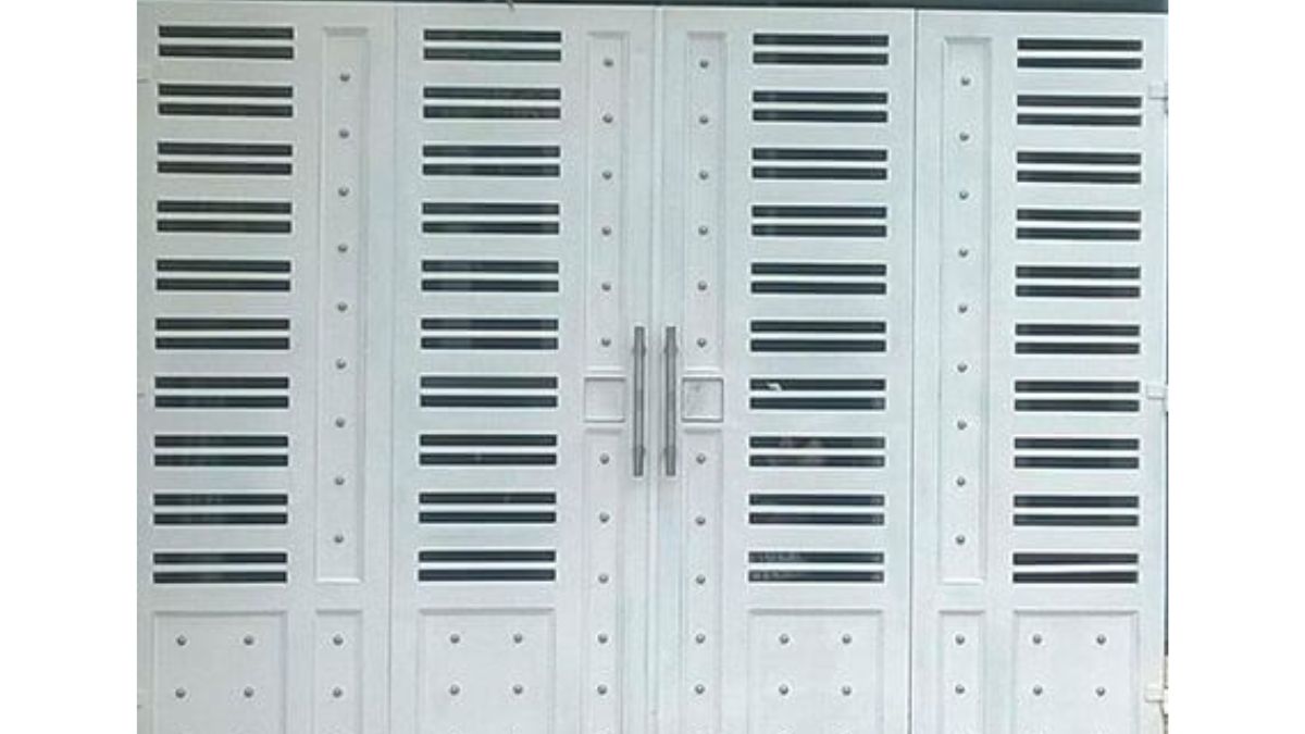 Mẫu cổng sắt Pano Tole đơn giản, hiện đại với thiết kế phẳng và chắc chắn, phù hợp cho các công trình nhà ở