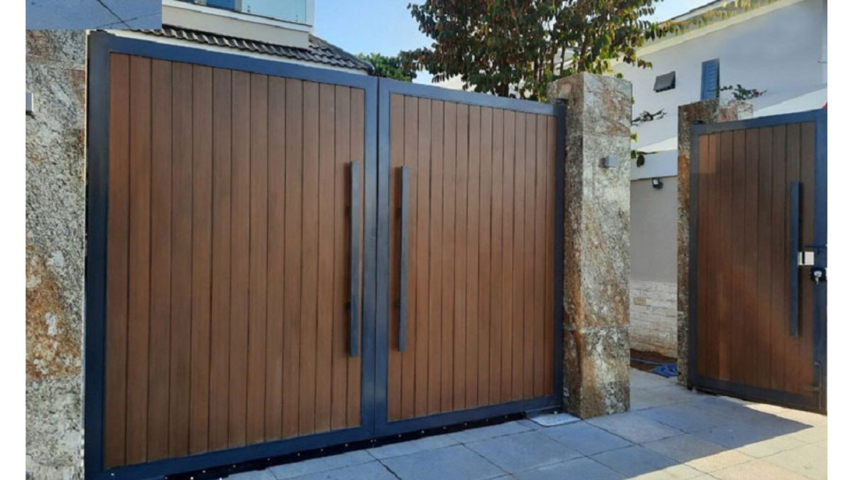 Mẫu cổng sắt kết hợp gỗ sang trọng, tạo nên sự kết hợp hoàn hảo giữa vật liệu hiện đại và thiên nhiên, phù hợp cho nhà ở cao cấp