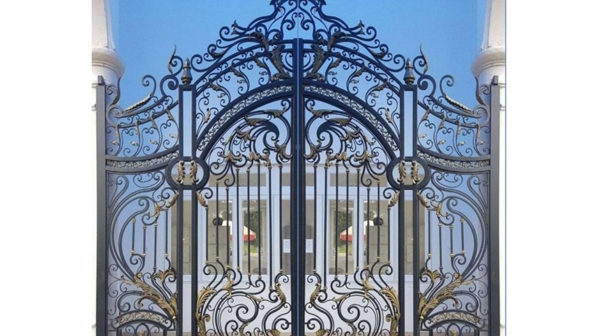 Mẫu cổng sắt mỹ thuật uốn nghệ thuật, mang đến vẻ đẹp cổ điển và tinh tế với các chi tiết uốn lượn đẹp mắt