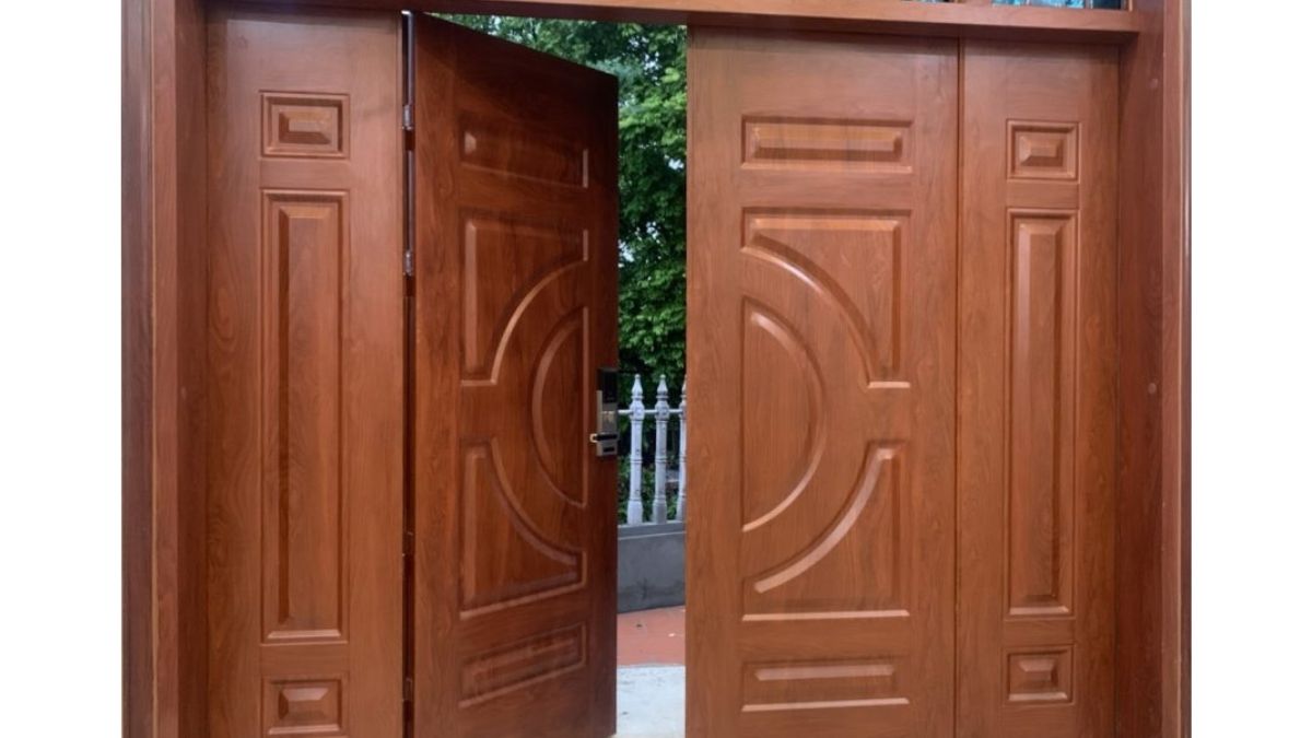 Mẫu cổng sắt sơn tĩnh điện giả gỗ, tạo vẻ ngoài như gỗ tự nhiên nhưng bền bỉ và dễ bảo trì, phù hợp với không gian sang trọng