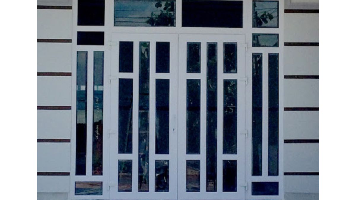 Mẫu cổng sắt theo phong cách tối giản (Minimalism), thiết kế tinh tế với các đường nét đơn giản và gọn gàng, phù hợp cho không gian hiện đại