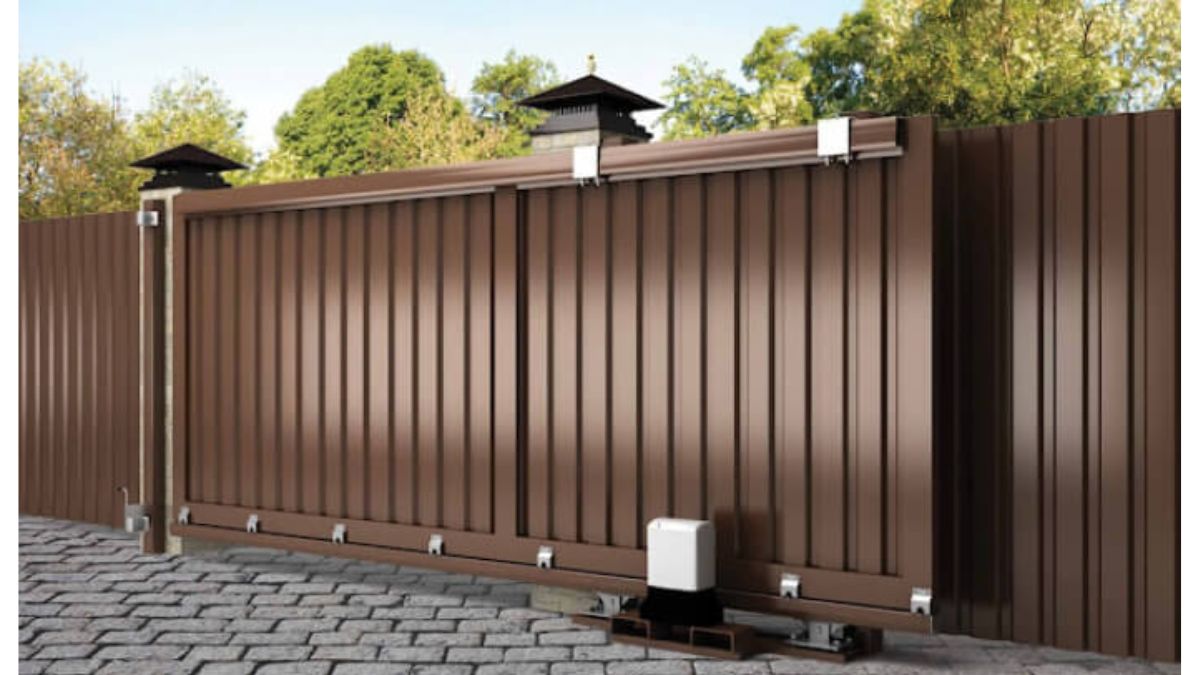 Mẫu cổng sắt tự động thông minh, thiết kế hiện đại với hệ thống điều khiển tự động, mang lại sự tiện lợi và an toàn cho ngôi nhà