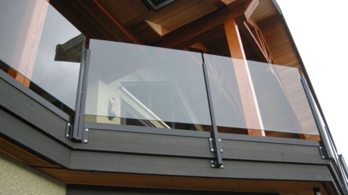 "Lan can kính cường lực ban công khung sắt sơn đen đẹp hiện đại cho nhà phố"