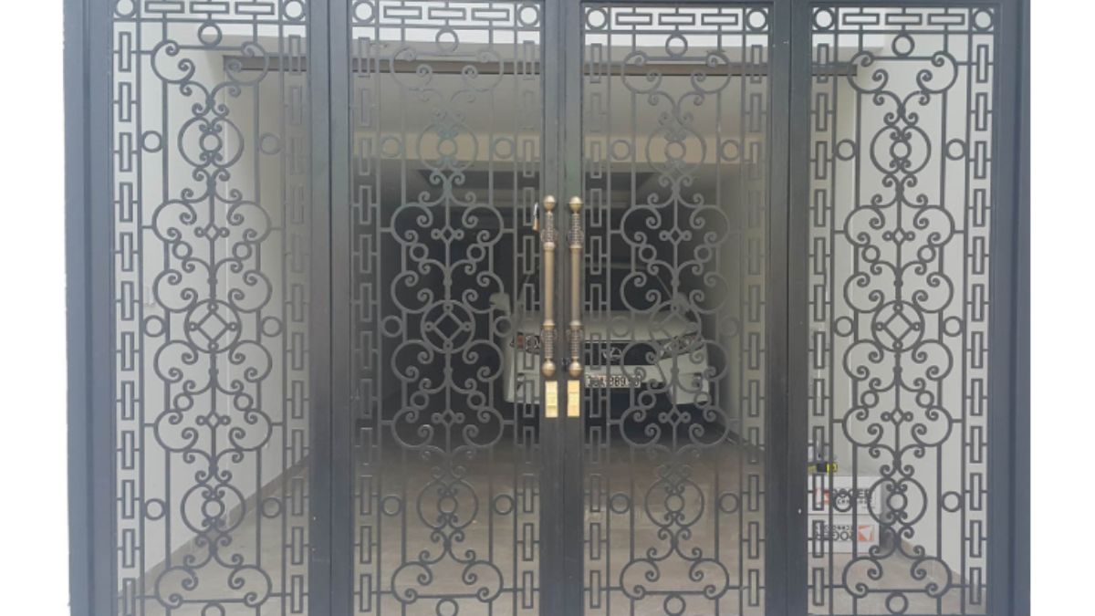 "Mẫu cổng sắt 4 cánh hoa văn cổ điển màu đen sang trọng, phù hợp nhà phố và biệt thự hiện đại"