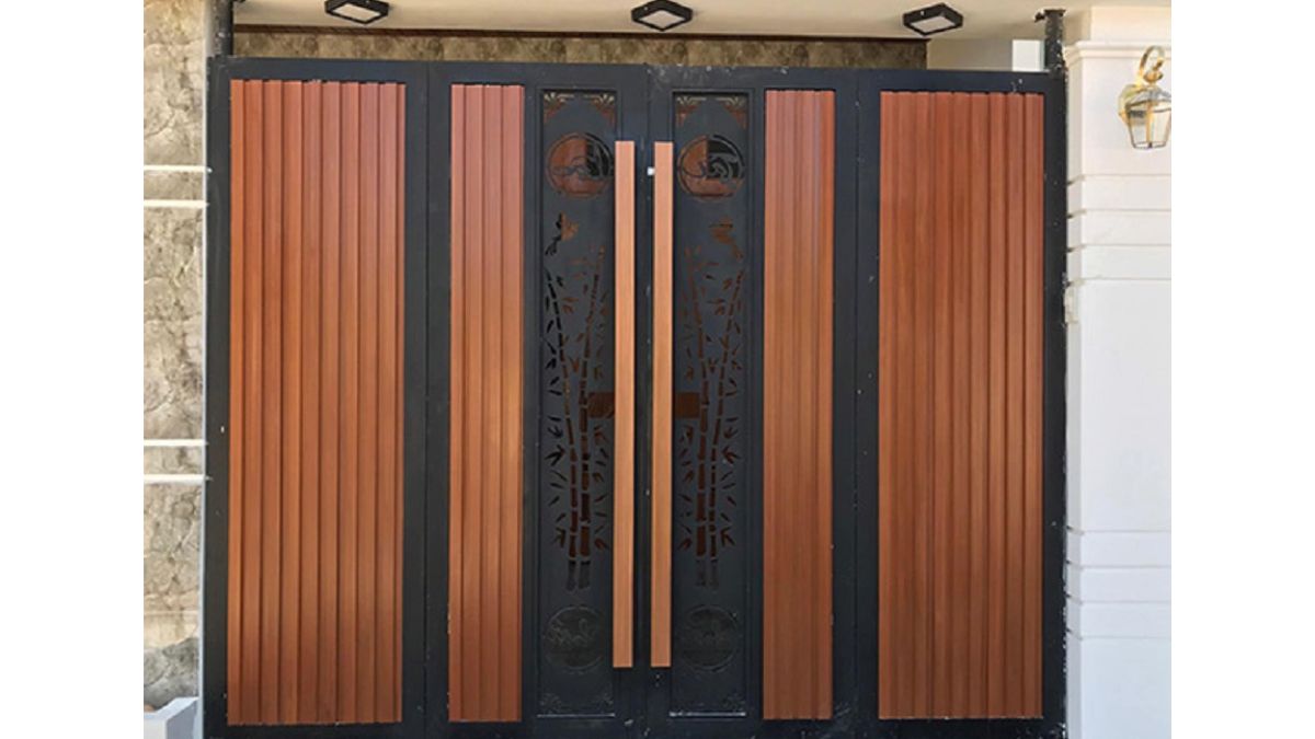 "Mẫu cổng sắt 4 cánh kết hợp gỗ cao cấp, hoa văn CNC phong cách hiện đại"
