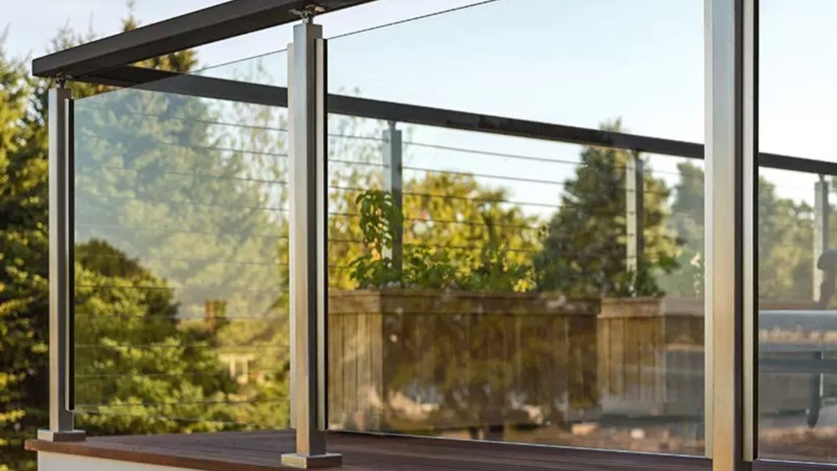 "Lan can kính cường lực khung inox ngoài trời hiện đại, sang trọng cho ban công nhà phố"