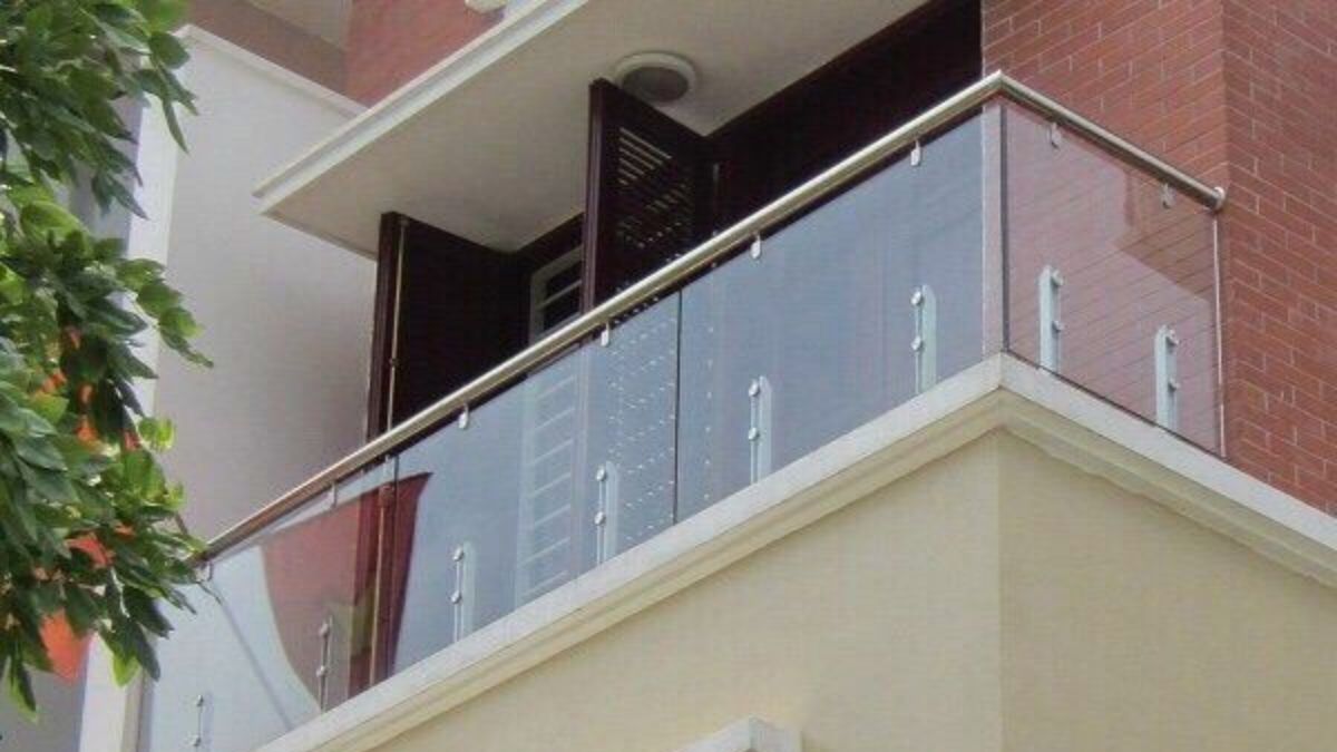 "Lan can kính cường lực ban công nhà phố hiện đại với tay vịn inox đẹp sang trọng"