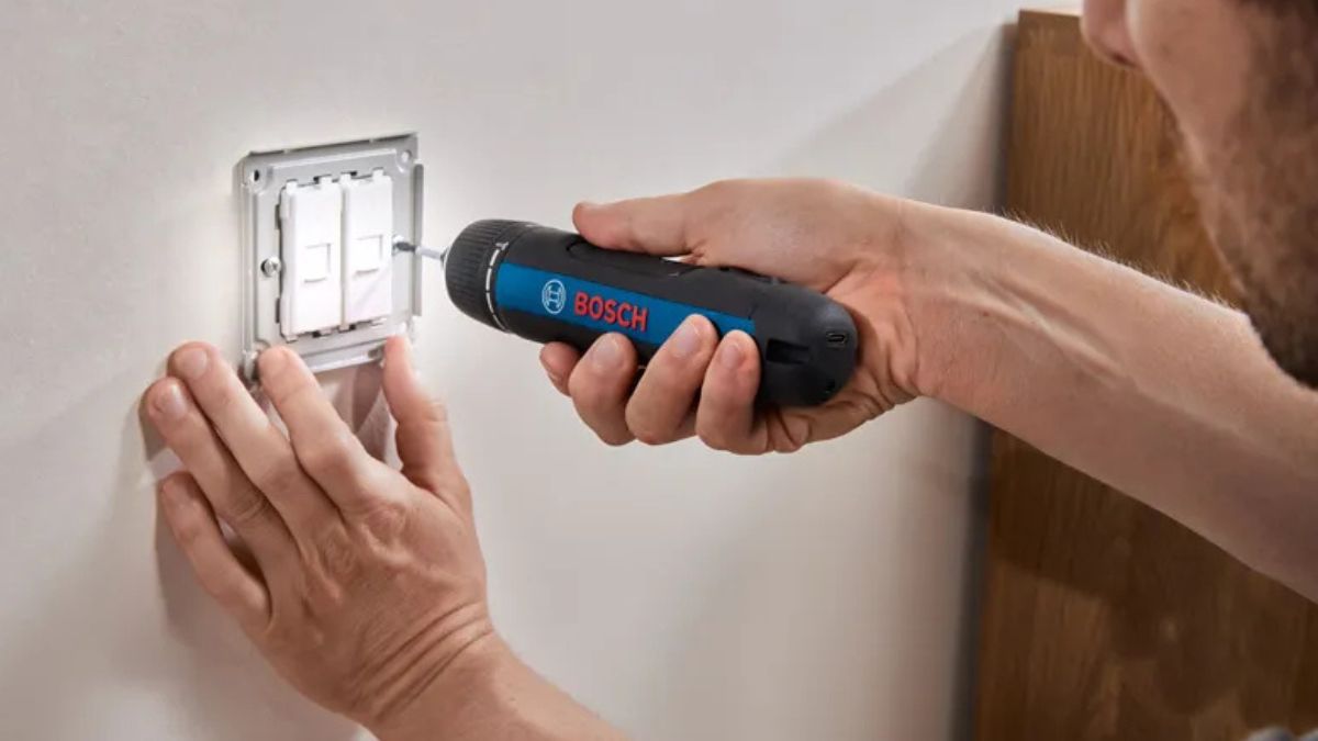 "Thợ điện sử dụng máy bắt vít Bosch cầm tay để lắp đặt công tắc điện nhanh chóng và an toàn"