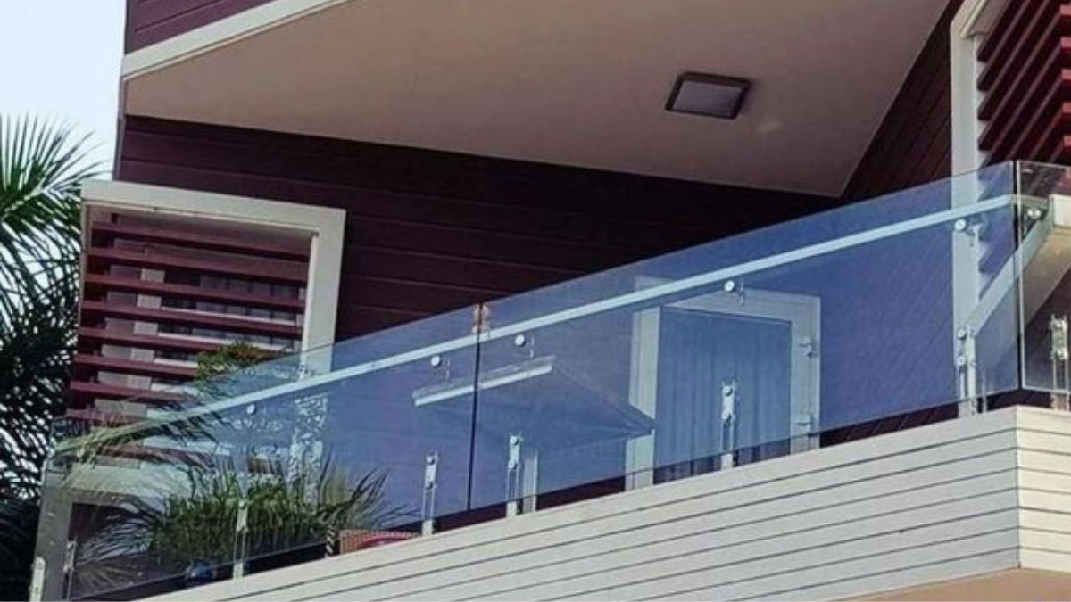 "Lan can kính cường lực ban công đẹp sang trọng cho nhà phố hiện đại"