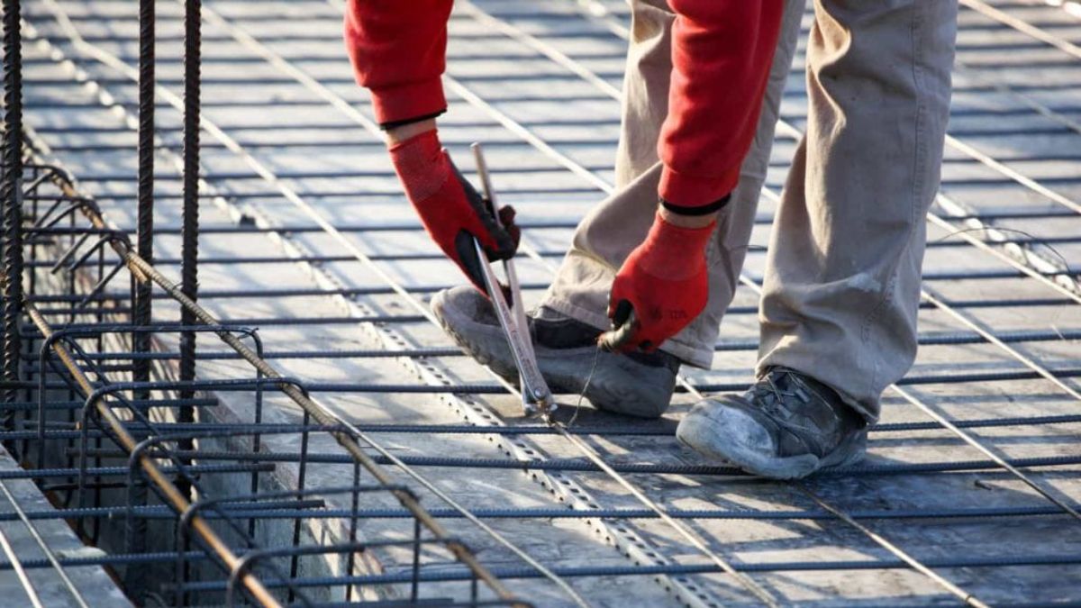 Công nhân buộc thép sàn 1 lớp đúng kỹ thuật trong thi công xây dựng