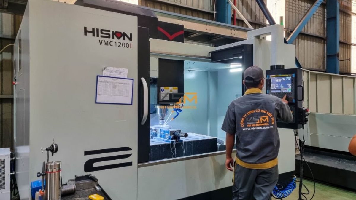 "Nhân viên vận hành máy phay CNC gia công cơ khí chính xác tại xưởng"