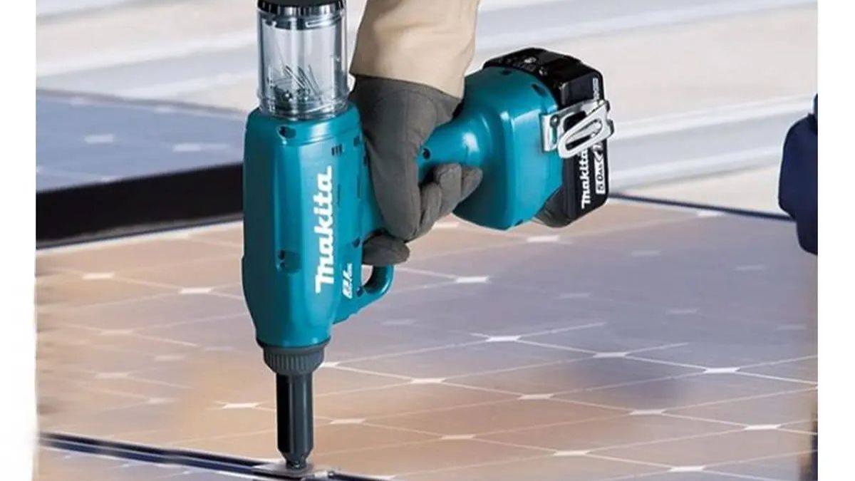 Súng rút rive pin Makita sử dụng cho lắp đặt tấm pin mặt trời, dễ dàng tháo lắp rivet, tiết kiệm thời gian và công sức trong công việc cơ khí và xây dựng