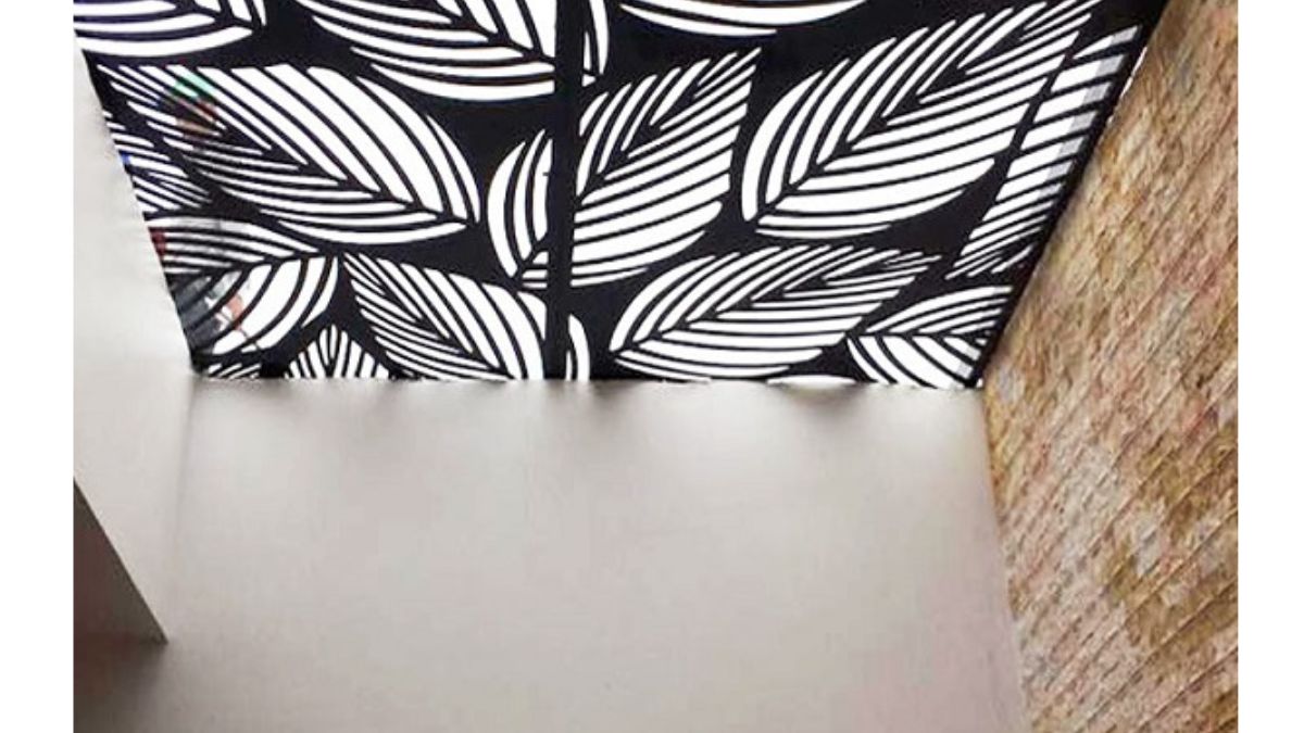 Giếng trời CNC với hoa văn lá tinh tế, thiết kế độc đáo mang đến ánh sáng tự nhiên và vẻ đẹp thẩm mỹ cho không gian nhà ở