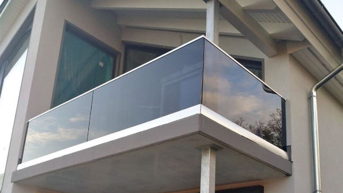 "Lan can kính cường lực dùng pad đơn (ốc đặc) màu đen sang trọng cho ban công nhà phố hiện đại"