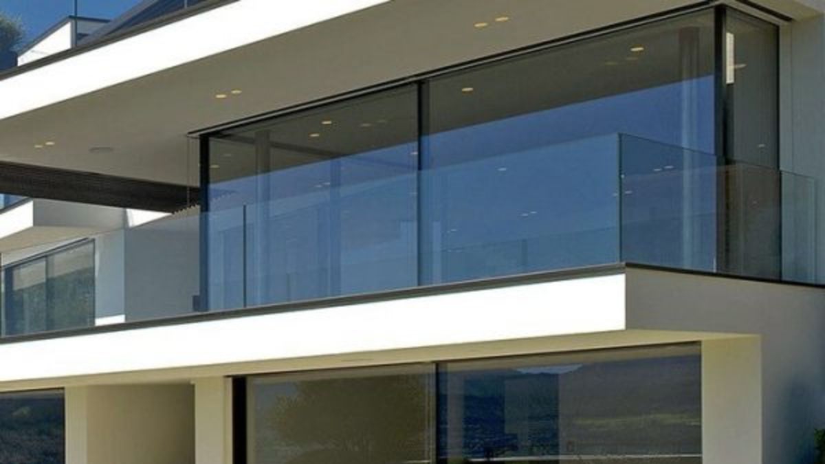 "Lan can kính cường lực mặt tiền u âm sàn ban công nhà phố hiện đại sang trọng" 