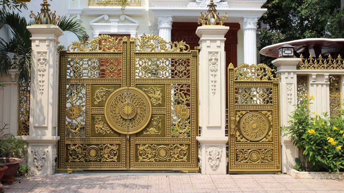 Cổng nhôm đúc hoa văn cao cấp màu vàng đồng sang trọng, thiết kế biệt thự tân cổ điển, bền đẹp và chuẩn phong thủy.